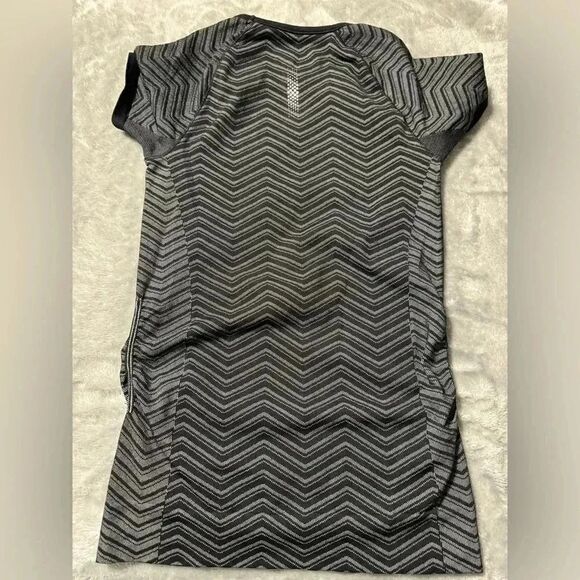 Athleta fast track crew short sleeve tee | Size Small | Black and Gray - Picture 6 of 7